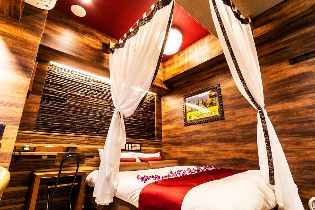 Petit Bali Forest Shinjuku Sanchōme Hotel del amor *
