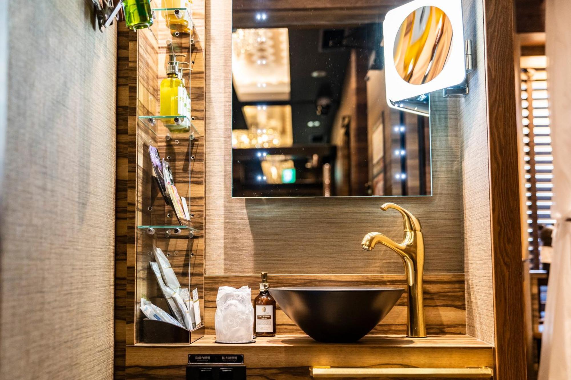 Petit Bali Forest Shinjuku Sanchōme Hotel del amor *